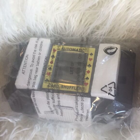 NEW STOCK 2 deck capacity card shuffler, battery operated - Picture 3 of 8